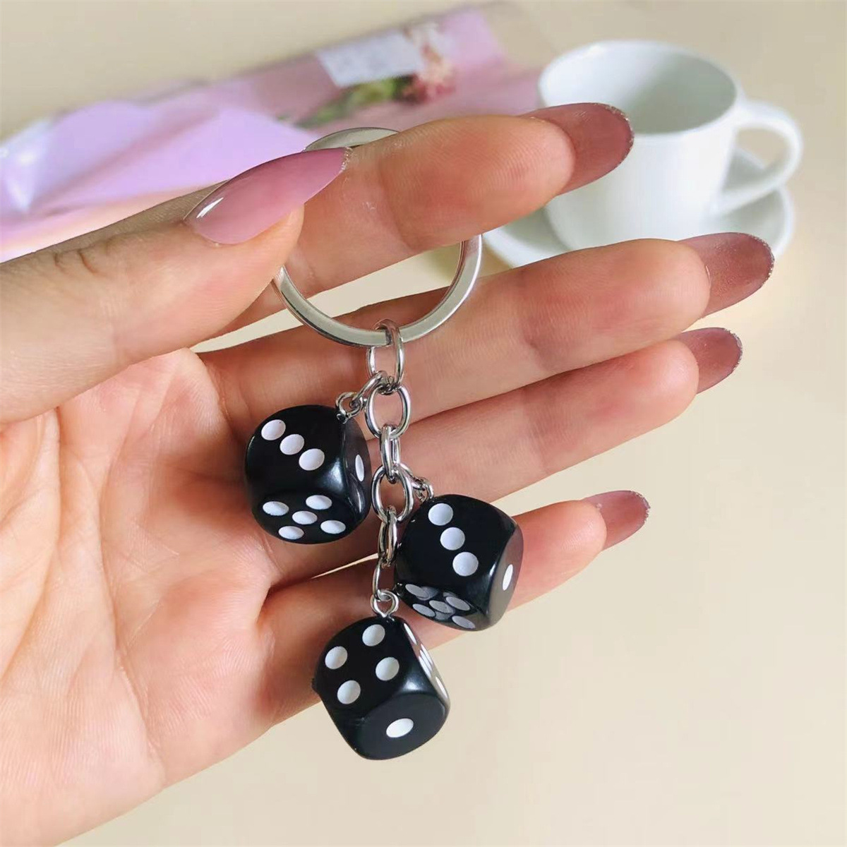 男性と女性のためのかわいい3Dダイスキーホルダー,ローリング - Gaming Accessories Gifts For Men のレビューと価格